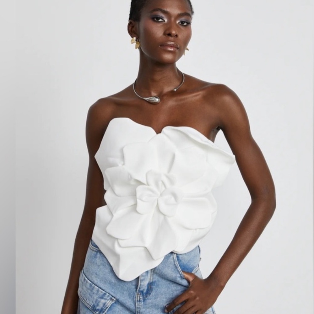 Miss Rosie PÉNÉLOPE WHITE FLORAL OFF-SHOULDER TOP - Picture 2 of 6